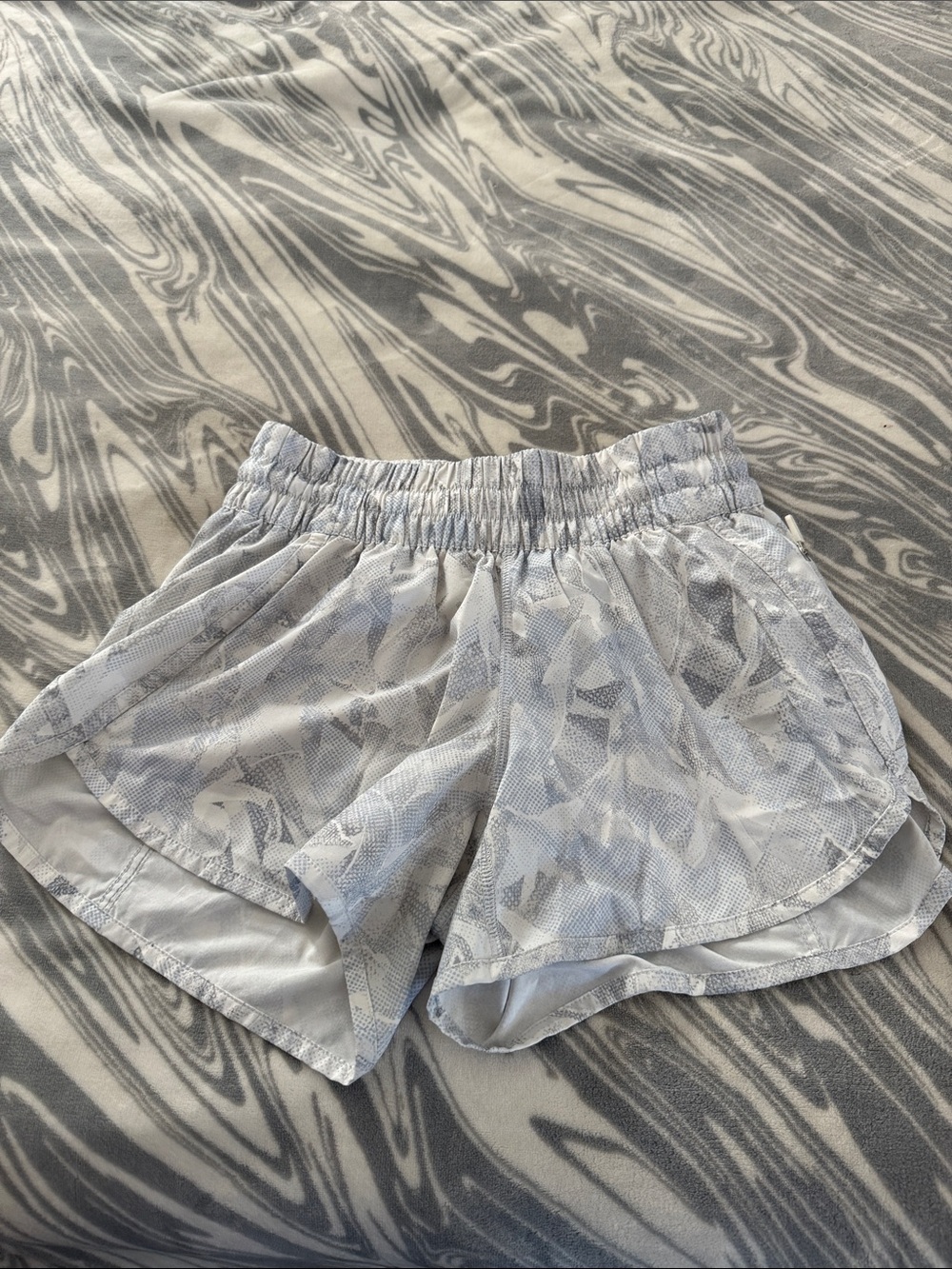 Lululemon Women’s Light Gray Printed Elastic-Waist Shorts